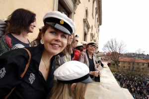 Valborg, mösspåsättning